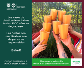 Los vasos de plástico desechables